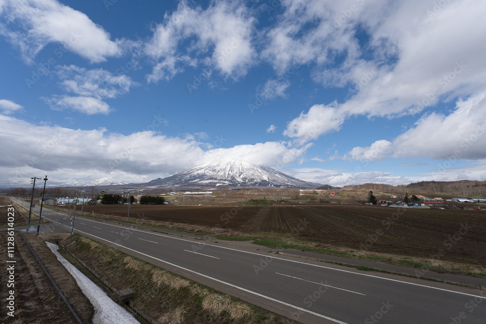 北海道の羊蹄山の雪が積もっている春先の風景 北海道の羊蹄山の雪が積もっている春先の風景