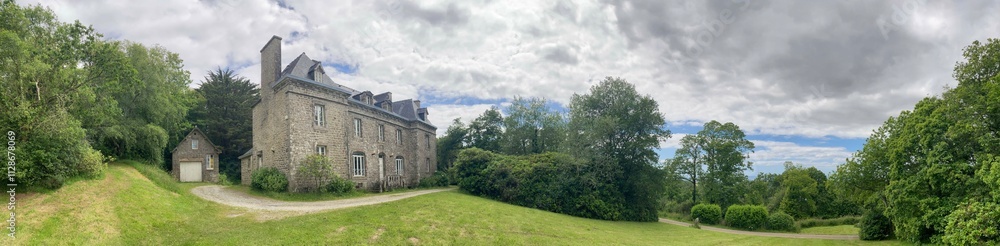 Fototapeta premium Manoir de Kerguénolé à Locronan en Bretagne Finistère