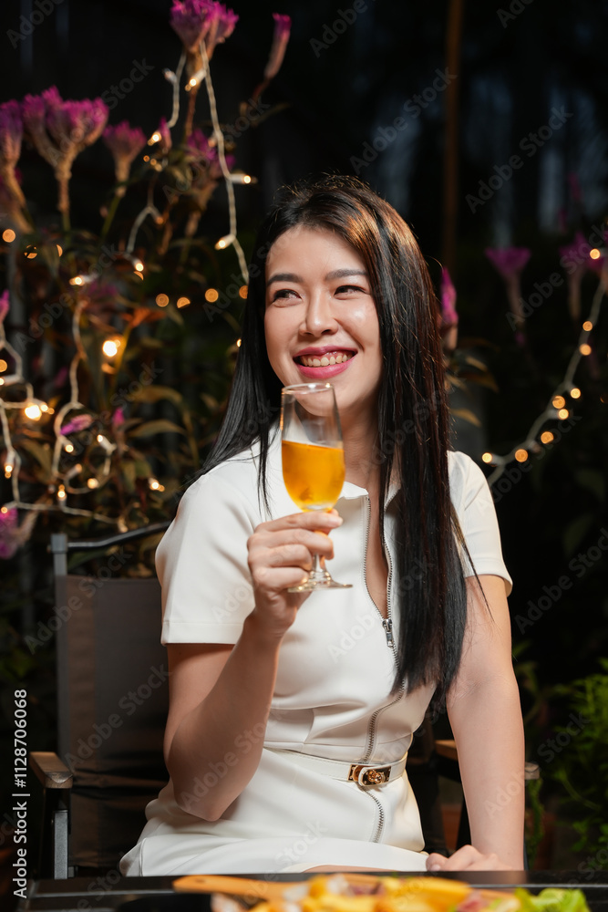 Friends are celebrating at a party, nightclubs are raising wine glasses to celebrate friendship. Friends are celebrating at a party, nightclubs are raising wine glasses to celebrate friendship.