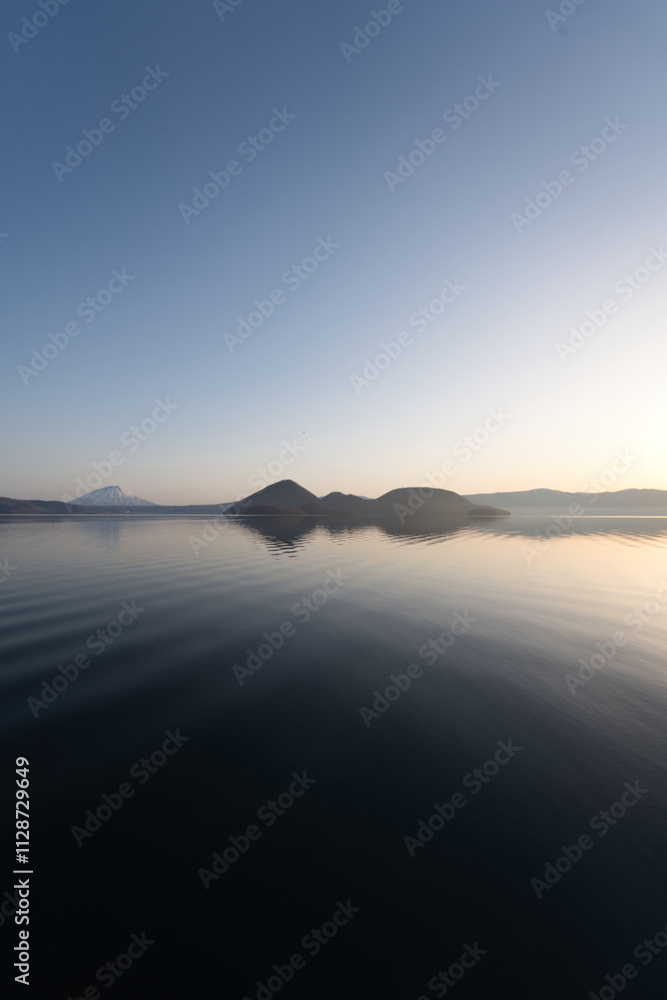 洞爺湖の中島と夕焼けの青空と雪の残る羊蹄山 洞爺湖の中島と夕焼けの青空と雪の残る羊蹄山
