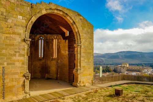 La iglesia de Santa María (de la que actualmente se conserva solo el ábside poligonal) se sitúa en el extremo norte de Huete. photo