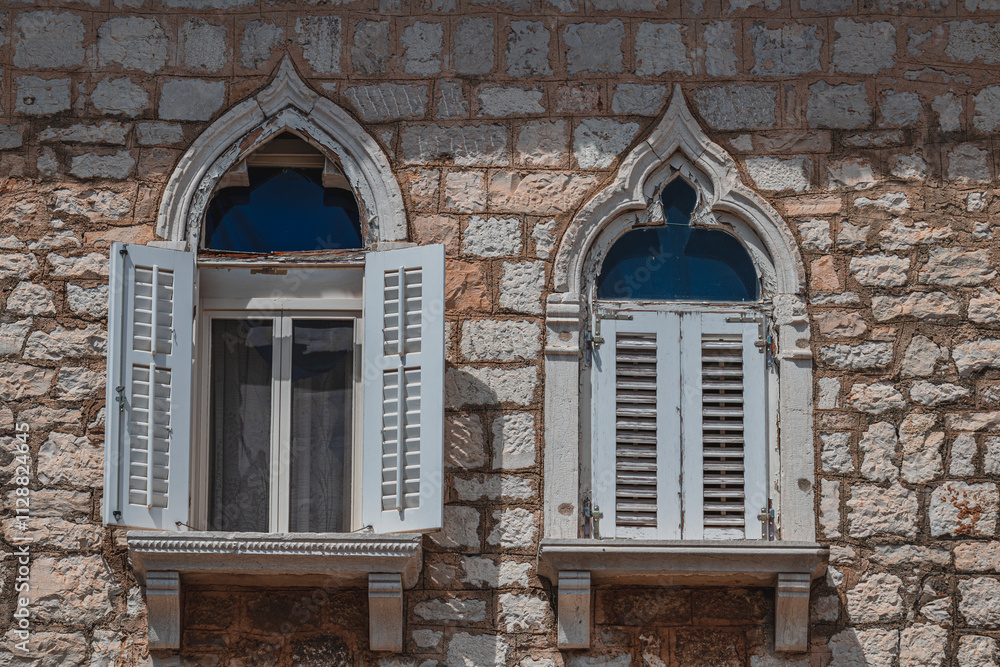 Obraz premium 03.07.24 Porec Croatia Wonderful different window decorations on historic houses