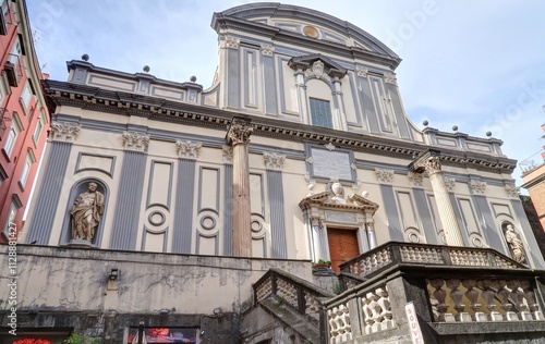 dans les rues de Naples en Italie, églises et palais