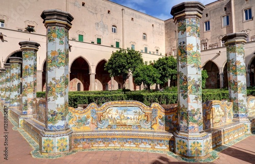 cloitre au colonnes colorées de la Basilique Santa Chiara à Naples, Campanie, Italie photo