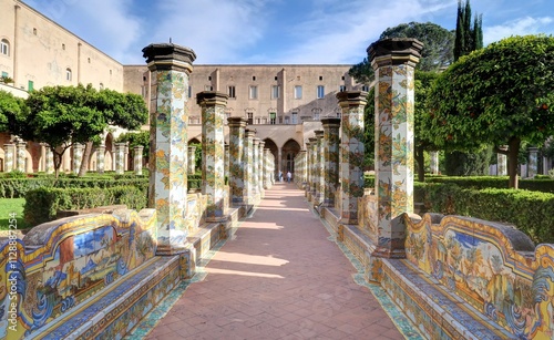 cloitre au colonnes colorées de la Basilique Santa Chiara à Naples, Campanie, Italie