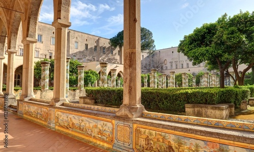 Fototapeta Naklejka Na Ścianę i Meble -  cloitre au colonnes colorées de la Basilique Santa Chiara à Naples, Campanie, Italie