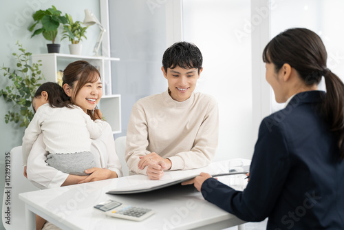 家庭訪問して商品サービスの説明をするビジネスウーマン