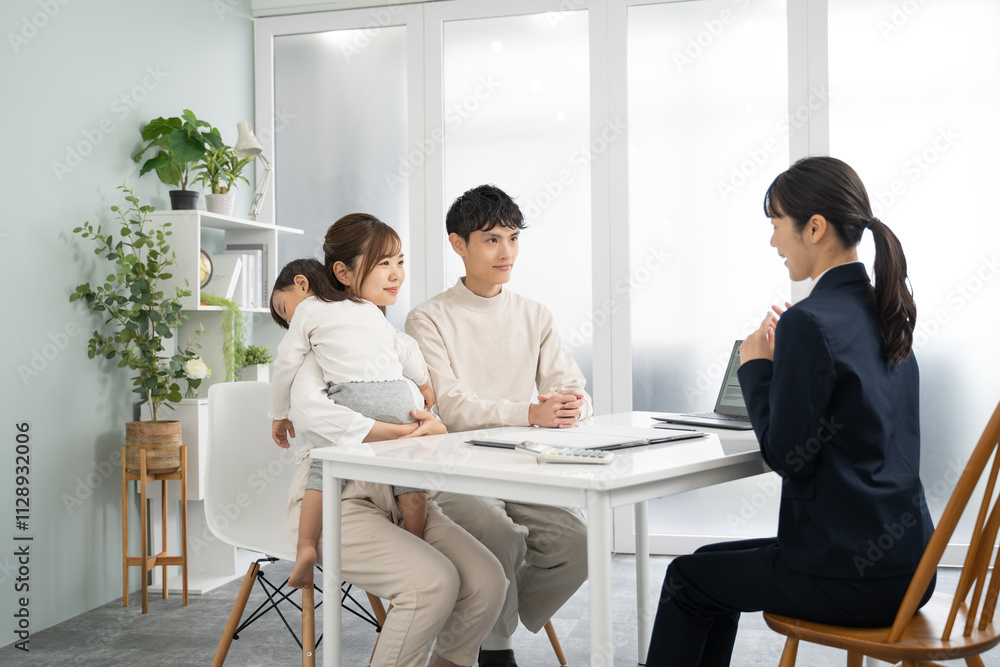 家庭訪問して商品サービスの説明をするビジネスウーマン 家庭訪問して商品サービスの説明をするビジネスウーマン