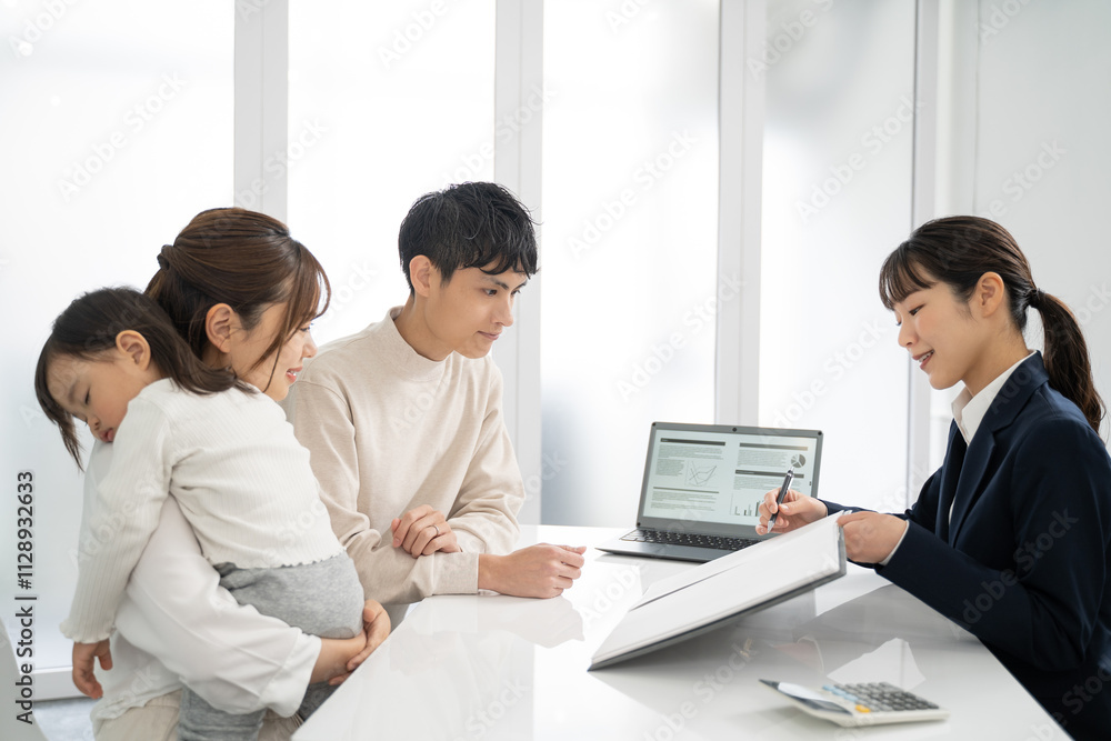家庭訪問して商品サービスの説明をするビジネスウーマン 家庭訪問して商品サービスの説明をするビジネスウーマン