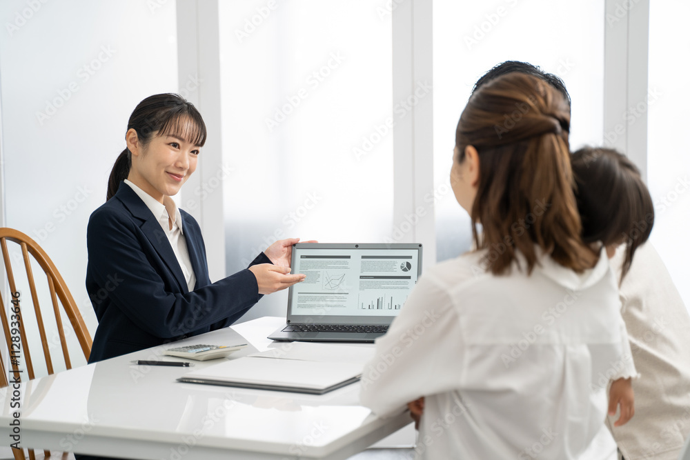 家庭訪問して商品サービスの説明をするビジネスウーマン 家庭訪問して商品サービスの説明をするビジネスウーマン