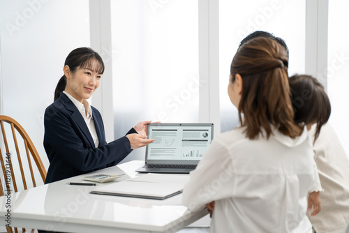 Wallpaper Mural 家庭訪問して商品サービスの説明をするビジネスウーマン Torontodigital.ca