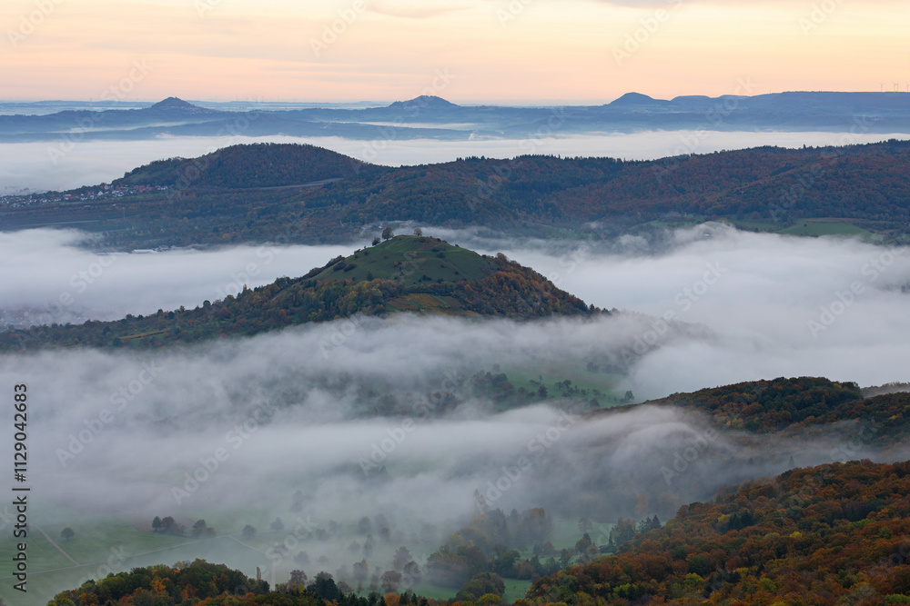 Ausblick vom Breitenstein ( Ochsenwang ) Schwäbische Alb, Landkreis Esslingen. Am Horizont die drei Kaiserberge - Hohenstaufen, Stuifen und Rechberg. Im Vordergrund die Limburg bei Weilheim Teck. Ausblick vom Breitenstein ( Ochsenwang ) Schwäbische Alb, Landkreis Esslingen. Am Horizont die drei Kaiserberge - Hohenstaufen, Stuifen und Rechberg. Im Vordergrund die Limburg bei Weilheim Teck.