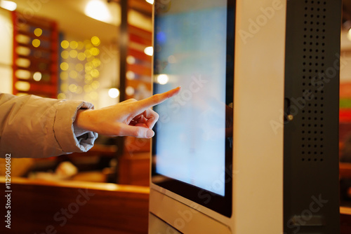 Quadro su tela making an order on touch screen menu in cafe