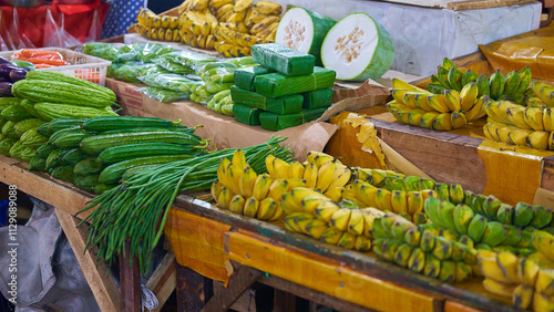 Φωτογραφία Bunch of green bananas for sale at a street food market.