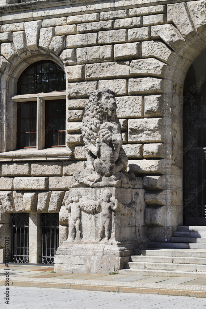 Leipzig, Wappenlöwe als Skulptur am Eingang zum Neuen Rathaus Leipzig, Wappenlöwe als Skulptur am Eingang zum Neuen Rathaus