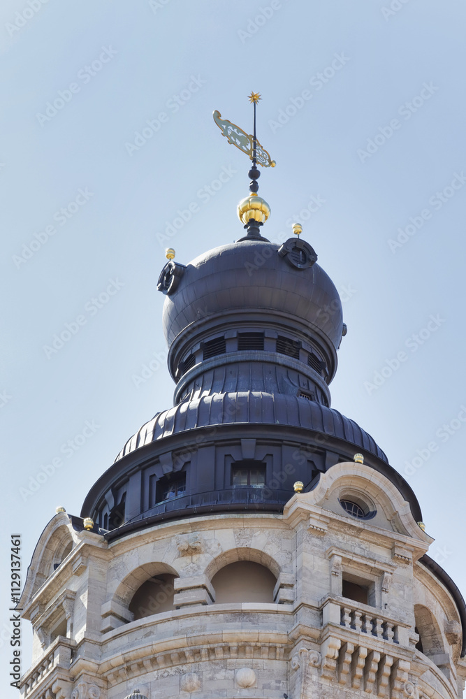 Leipzig, Kupferdachhaube des ikonischen Rathausturms mit Spitze und Windfahne Leipzig, Kupferdachhaube des ikonischen Rathausturms mit Spitze und Windfahne