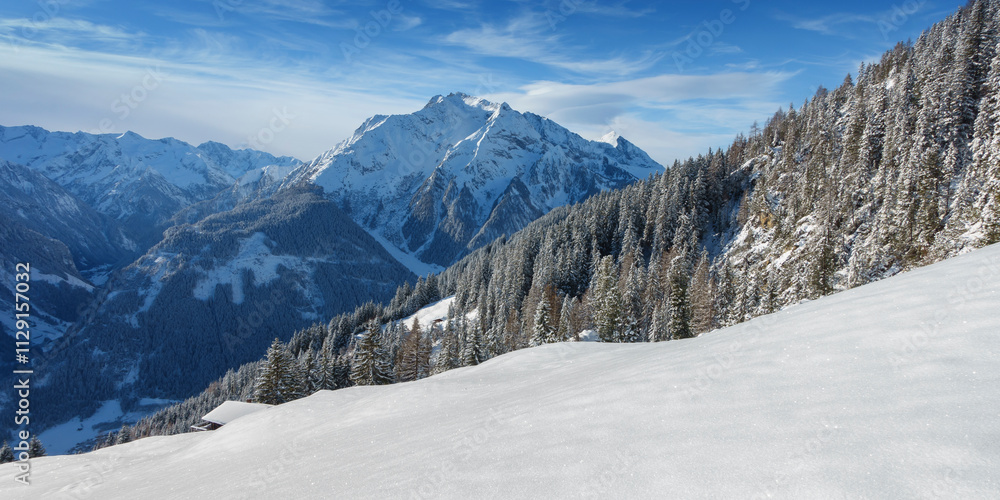 Panorama einer Winterlandschaft im Zillertal in Österreich