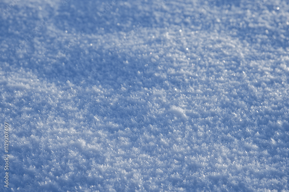 Glitzernde Raureifkristalle auf weissem Schnee Glitzernde Raureifkristalle auf weissem Schnee