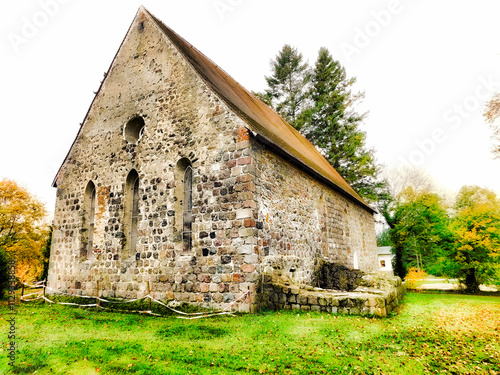Obraz na płótnie Die evangelische Kirche aus dem 13. Jahrhundert
w salonie