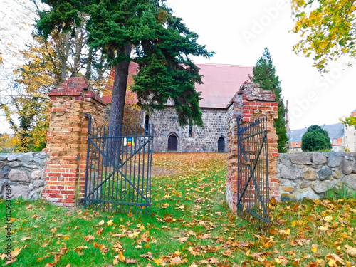 Obraz na płótnie Die evangelische Kirche aus dem 13. Jahrhundert
w salonie