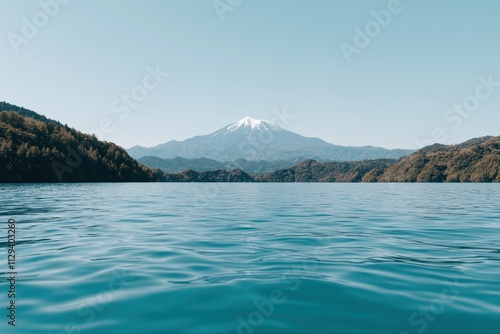 湖の穏やかな水面と背景にそびえる雪山の美しい風景