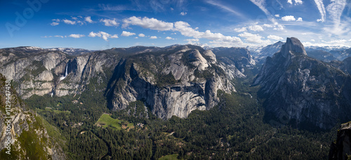 Obraz na płótnie Panorama from glacier point over Yosemite valley with half dome, royal arches and Yosemite falls w salonie