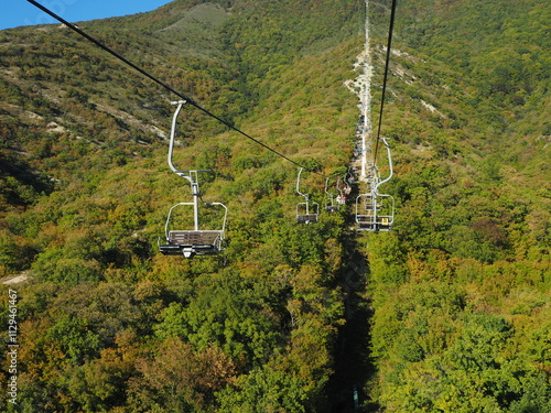 Obraz na płótnie Cable car in the mountains on a background of blue sky. w salonie