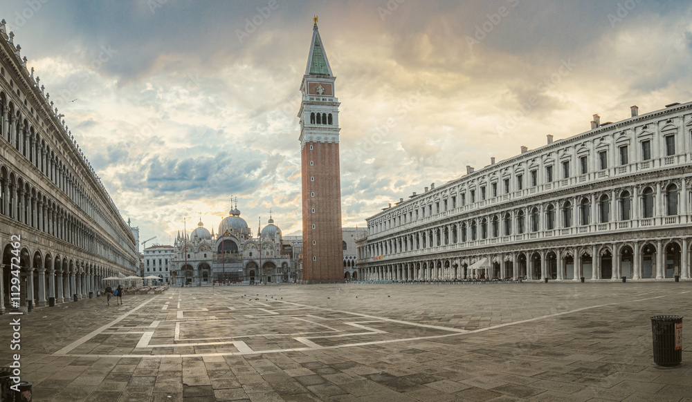 Fototapeta premium piazza san marco by dawn 