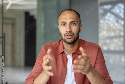 Konstfotografi Casually dressed man using explained gestures while speaking, conveying communication and interaction in a professional or personal context