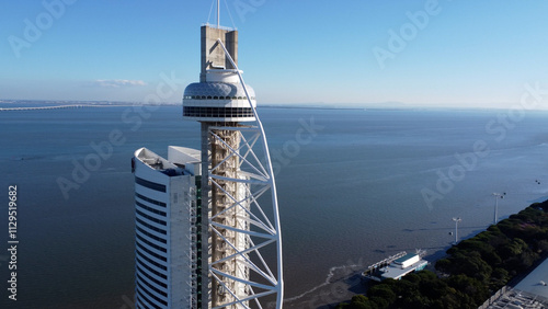 parque das nações torre arranha ceus rio tejo photo