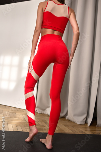 Obraz na płótnie Stylish Woman in Red Workout Outfit w salonie