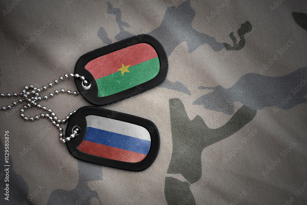 Φωτογραφία vintage army blank, dog tag with flag of burkina faso and russia on the khaki texture background