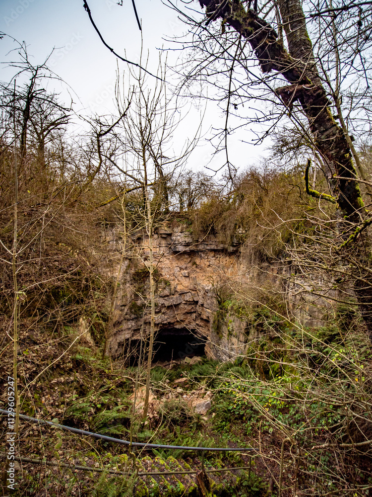 Das Eisiger Loch, Höhle im Muschelkalkstein Das Eisiger Loch, Höhle im Muschelkalkstein