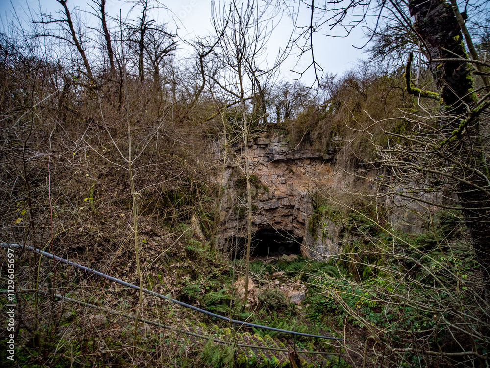 Das Eisiger Loch, Höhle im Muschelkalkstein Das Eisiger Loch, Höhle im Muschelkalkstein