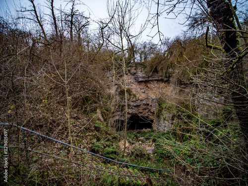 Das Eisiger Loch, Höhle im Muschelkalkstein photo