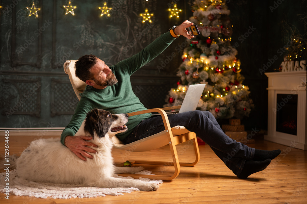Obraz premium bearded young man with dog at christmastime