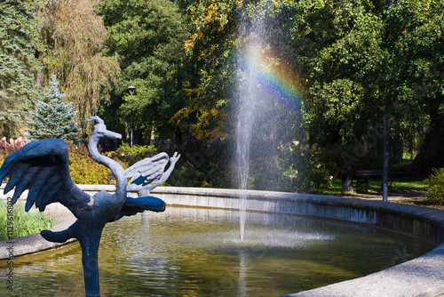 Fototapeta Naklejka Na Ścianę i Meble -  Żeliwne ptaki w Parku Podzamcze 2024