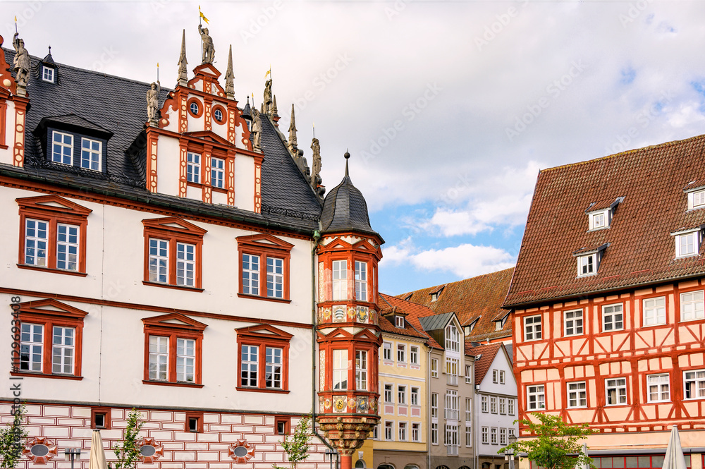 Fototapeta premium Farbenfrohes Coburger Stadthaus mit zweistöckigem Erker und historischen Altstadthäusern am Marktplatz, Coburg, Bayern, Deutschland