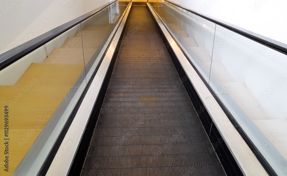Obraz premium Moving walkway goes down