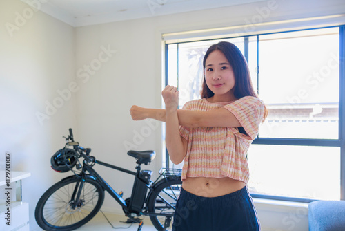 自転車と準備運動する女性