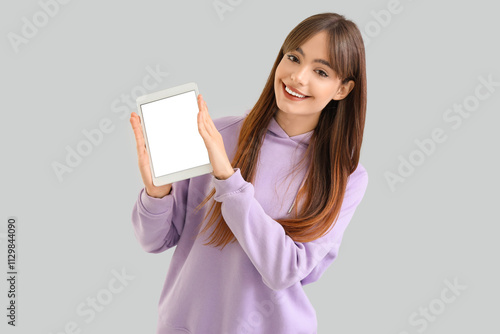 Young woman with blank tabl...
