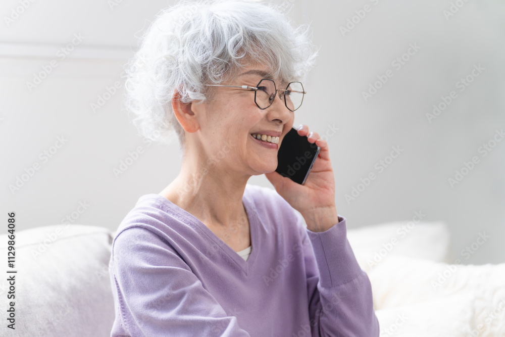 スマートフォンで通話をしているシニア女性
スマートフォンで通話をしているシニア女性