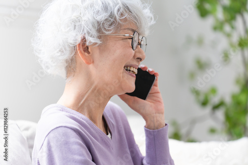 スマートフォンで通話をしているシニア女性	
 photo