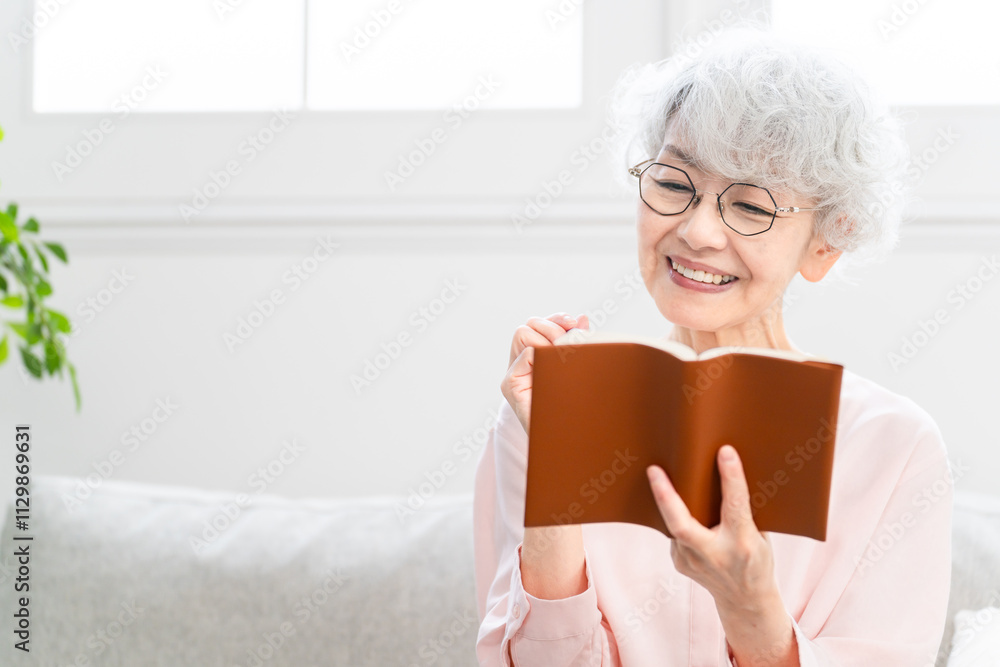 スケジュール帳を見るシニア女性	
