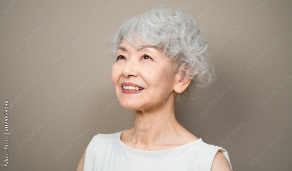 ノースリーブを着たシニア女性　ビューティーイメージ	
