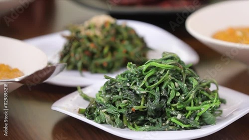 밥상에 놓인 녹색 파프리카 잎 무침