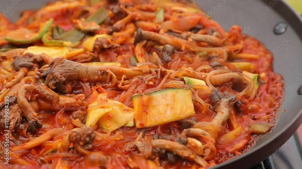 당면과 느타리버섯이 들어간 돼지두루치기 당면과 느타리버섯이 들어간 돼지두루치기