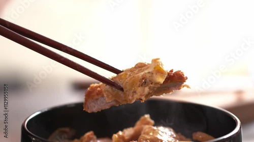 젓가락으로 집은 뜨거운 가츠동