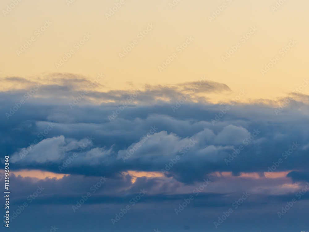 Fototapeta premium 雲から太陽が登ってくるまでのひと時09