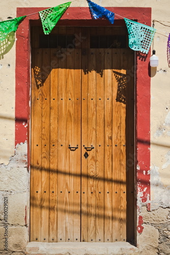 Puerta colonial de madera mexicana con decoración festiva